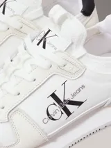 Zapatillas deportivas Calvin Klein Jeans color blanco con logo de la marca en negro en el lateral.