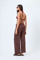 Pantalón de playa tejido calado color crudo, de corte wide leg, cintura elastizada y cordón ajustable.