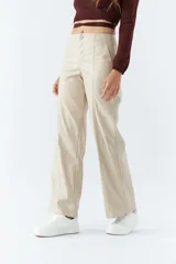 Pantalón de tiro medio color beige, de corte recto cropped.