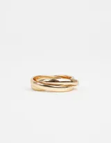 Anillo dorado con tres aros entrelazados.