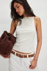Musculosa blanca de algodón con cuello redondo y corte ajustado.