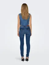 Chaleco crop de denim azul con cuello en V y cierre frontal con botones.