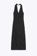 Vestido midi negro de tejido fluido, con cuello halter y escote drapeado en delantero y espalda.