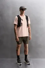 Remera deportiva color rosa claro, de tejido técnico ligero y elástico con estructura. Cuello redondo, manga corta, costuras planas y logo estampado.