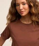 Remera celeste de media malla con cuello redondo y mangas cortas dobladas.