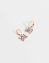 Aros argolla dorados con dije de mariposa con incrustaciones de cristal tornasolado.
