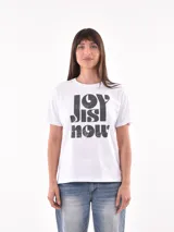 Remera blanca de algodón con estampado de limones y texto en azul.