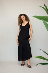 Sandalias negras de cuero con tiras finas entrecruzadas y taco geométrico.