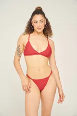 Conjunto de bikini azul con corpiño triangular con breteles regulables y copas desmontables, y bombacha clásica con argollas en los laterales.