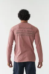 Remera de manga larga verde oscuro para hombre, con escote redondo y logo estampado en el pecho.