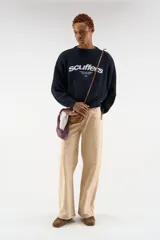 Sweater de punto color azul marino con corte oversize y diseño unisex. Presenta bordados frontales en color blanco con el texto 'Scuffers', 'Everyday Urban Aesthetics' y 'With Love'. Posee cuello redondo y mangas largas con puños acanalados.