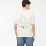 Camiseta blanca de manga corta con cuello redondo y corte oversize. Estampado pequeño con el logo de One Piece en el pecho.
