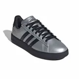 Championes de estilo urbano Adidas Grand Court 2.0, color plateado metálico con las tres franjas y detalles en negro. Poseen cordones negros y suela de goma negra.