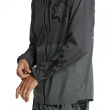 Campera deportiva gris con capucha negra, cierre frontal completo, bolsillo en el pecho con cierre y logo estampado en el hombro.