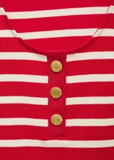 Top ajustado de algodón a rayas rojas y blancas, con tirantes anchos, escote redondo y botones dorados decorativos en el frente.