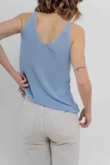 Pantalón jean de tiro alto, corte recto, cinco bolsillos, cierre frontal con cremallera y botón.