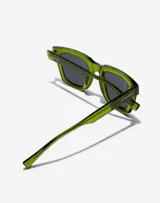 Gafas de sol unisex Hawkers modelo One Uptown, con montura rectangular verde y lentes grises.