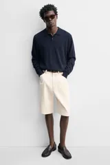 Mocasín de vestir color verde oscuro con grabado tipo cocodrilo, horma redonda y suela con ligero tacón.