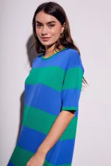 Vestido midi de tejido de punto con rayas horizontales azules y verdes, corte recto y mangas cortas.