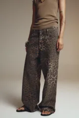 Pantalón de jean de tiro medio con estampado animal color marrón y negro.