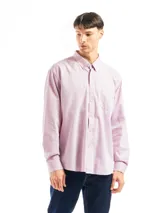 Camisa ligera de corte clásico con textura que imita lino, de manga larga y botón en el cuello.