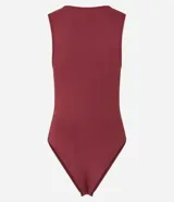 Body color marrón, sin mangas, con cuello halter y cierre en la entrepierna.