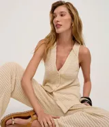 Pantalón de mujer color crema, de punto texturizado con efecto gofre o waffle, corte recto y pierna ancha.