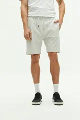 Short de felpa azul marino con textura, bolsillos laterales y trasero, cintura regulable y logo bordado.