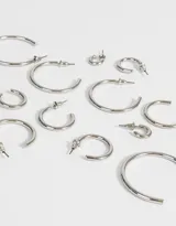 Set de seis pares de aros tipo argolla de metal plateado en diferentes tamaños.