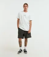 Bermuda masculina color verde oscuro, confeccionada en tejido Ripstop. Presenta cintura elástica con cinturón incorporado y bolsillos laterales.