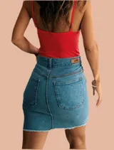 Minifalda de jean azul con bolsillos traseros y ruedo desflecado.