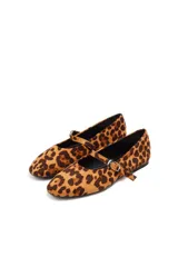 Ballerinas con estampado de leopardo, con correa sobre el empeine y hebilla metálica.