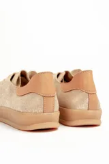 Zapatillas acordonadas de cuero vacuno color borgoña con detalle de gamuza en el talón y suela de goma color caramelo.