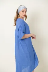 Vestido de lino italiano color blanco con detalle de nudo en el frente y calce holgado.