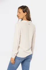 Camisa color crema de lino, de manga larga con botones de madera y bolsillo en el pecho.