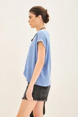 Remera de algodón peruano flamé, color celeste claro, con mangas cortas dobladas y escote redondo. Presenta un largo crop y moldería holgada.