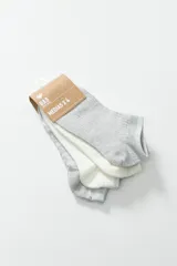 Pack de cuatro pares de medias soquete de lurex en colores gris y blanco, con diferentes texturas.