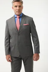 Ambo de vestir gris con saco de dos botones, solapa de muesca, dos bolsillos con solapa y un bolsillo de ojal en el pecho. Pantalón de vestir a juego, de corte recto.