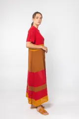 Vestido largo tejido a crochet con rayas horizontales en crudo, terracota y rojo.