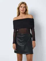 Top negro con hombros descubiertos y mangas largas, de ajuste regular y diseño moderno.