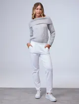 Pantalón de algodón azul marino, corte recto con cintura elastizada y bolsillos laterales.
