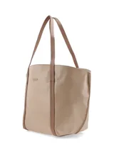 Cartera shopper grande de cuero marrón con textura tipo cocodrilo, doble asa de hombro y cierre superior con lazo.