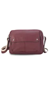 Bandolera bordeaux de cuero sintético con apertura central con cierre metálico. Tiene un bolsillo principal con cierre y un bolsillo frontal con tapa y broches magnéticos. Incluye bolsillos internos y posterior, y correa de galón combinada larga y regulable.