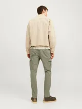 Pantalón cargo color verde oliva con cierre de cremallera y bolsillos laterales.
