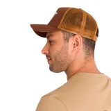Gorro gris tipo trucker con logo de Caterpillar bordado en blanco en el frente. La parte trasera es de malla.