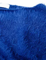 Buzo crop de tejido mohair color azul, marca Q2, talle Small.