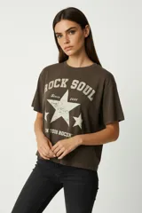 Remera de algodón color marrón oscuro con efecto gastado, corte holgado y estampado frontal que incluye texto "ROCK SOUL", "Since 2006" y estrellas.