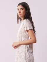Camisón corto gris con rayas horizontales blancas, escote redondo con detalle de abertura y mangas cortas.