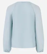 Blusa celeste de crepé con textura plisada, cuello redondo, mangas largas abullonadas y puños ajustados.