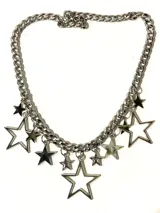 Collar plateado de cadena gruesa con dijes colgantes de estrellas de diferentes tamaños.